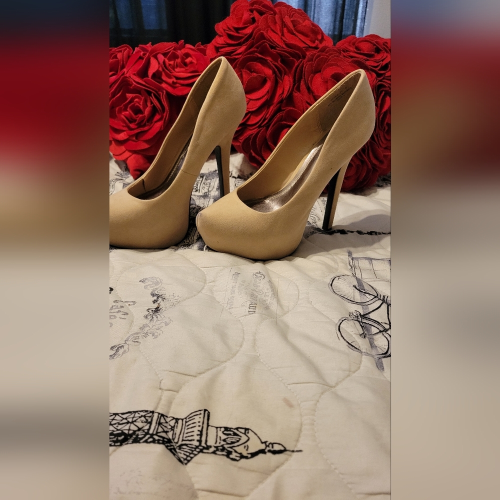 Platform shoes. - Picture 2 of 3